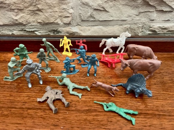 Lot Of 19 VTG. Plastic Toys Soldier Cow Horse Knight Plane Dog Dinosaur Indian - Picture 1 of 8